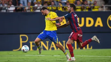 El Cádiz CF se sitúa líder tras derrotar a la SD Huesca con otro gol de Tabatadze