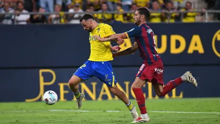 El Cádiz CF se sitúa líder tras derrotar a la SD Huesca con otro gol de Tabatadze