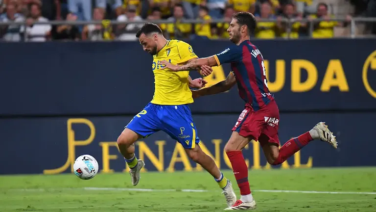 El Cádiz CF se sitúa líder tras derrotar a la SD Huesca con otro gol de Tabatadze