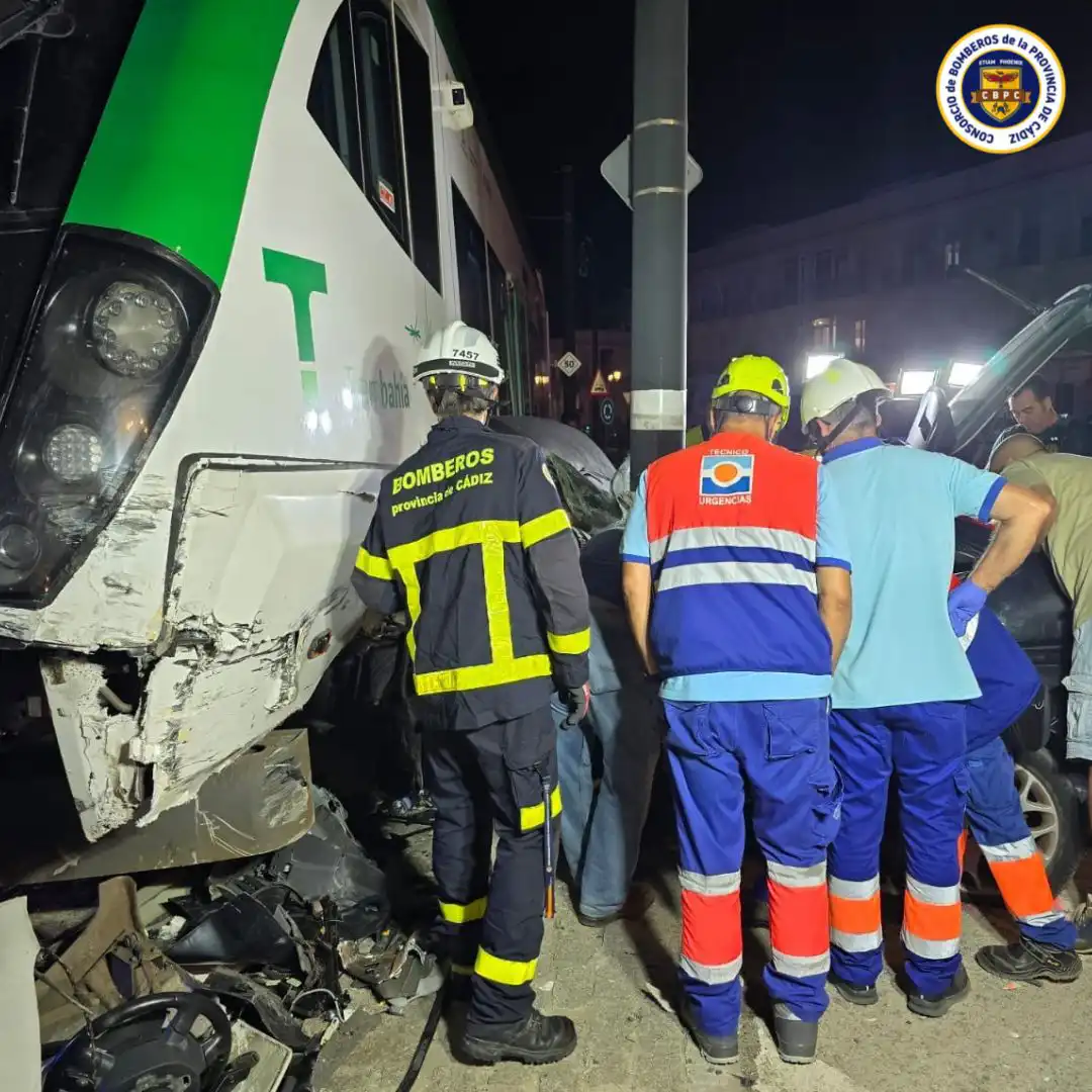 Operativo de diferentes cuerpos sanitarios, seguridad y emergencias tratando de rescatar a los ocupantes del vehiculo. Foto: Consorcio de Bomberos de la Provincia de Cádiz.