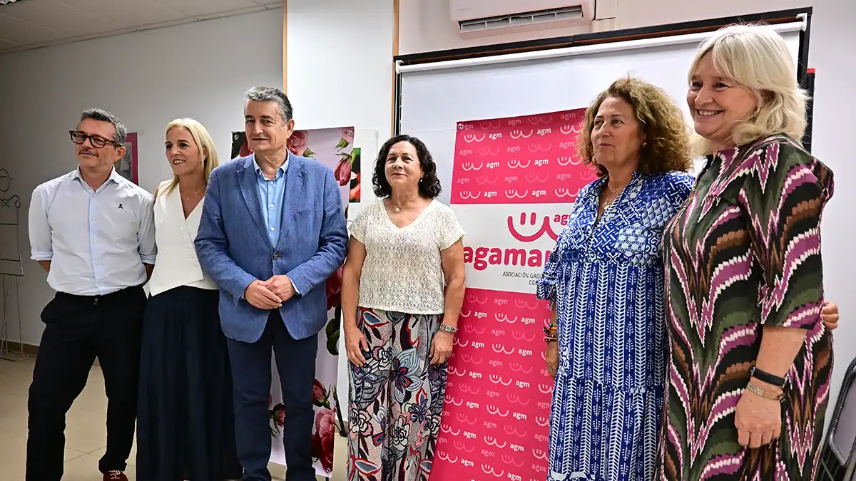 El consejero de Salud, Antonio Sanz, acompañado por la delegada del Gobierno andaluz, Mercedes Colombo, la delegada territorial de Salud, Eva Pajares, y la coordinadora de Agamama, Maripaz Ríos, posan ante el logotipo de la asociación tras su reunión en Cádiz.