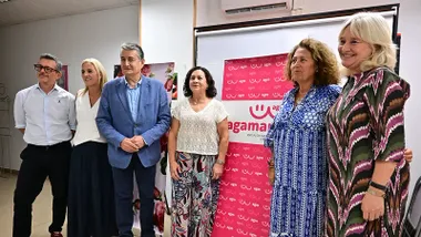 El consejero de Salud, Antonio Sanz, acompañado por la delegada del Gobierno andaluz, Mercedes Colombo, la delegada territorial de Salud, Eva Pajares, y la coordinadora de Agamama, Maripaz Ríos, posan ante el logotipo de la asociación tras su reunión en Cádiz.