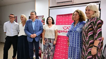 El consejero de Salud, Antonio Sanz, acompañado por la delegada del Gobierno andaluz, Mercedes Colombo, la delegada territorial de Salud, Eva Pajares, y la coordinadora de Agamama, Maripaz Ríos, posan ante el logotipo de la asociación tras su reunión en Cádiz.