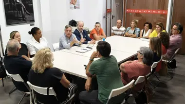 El portavoz municipal del PSOE, ÓScar Torres, el secretario local, José Ramón Ortega, y la integrante de la ejecutiva municipal, Mercedes González, en la reuniónc on representantes sindicales y del comité de Ayuda a Domicilio.
