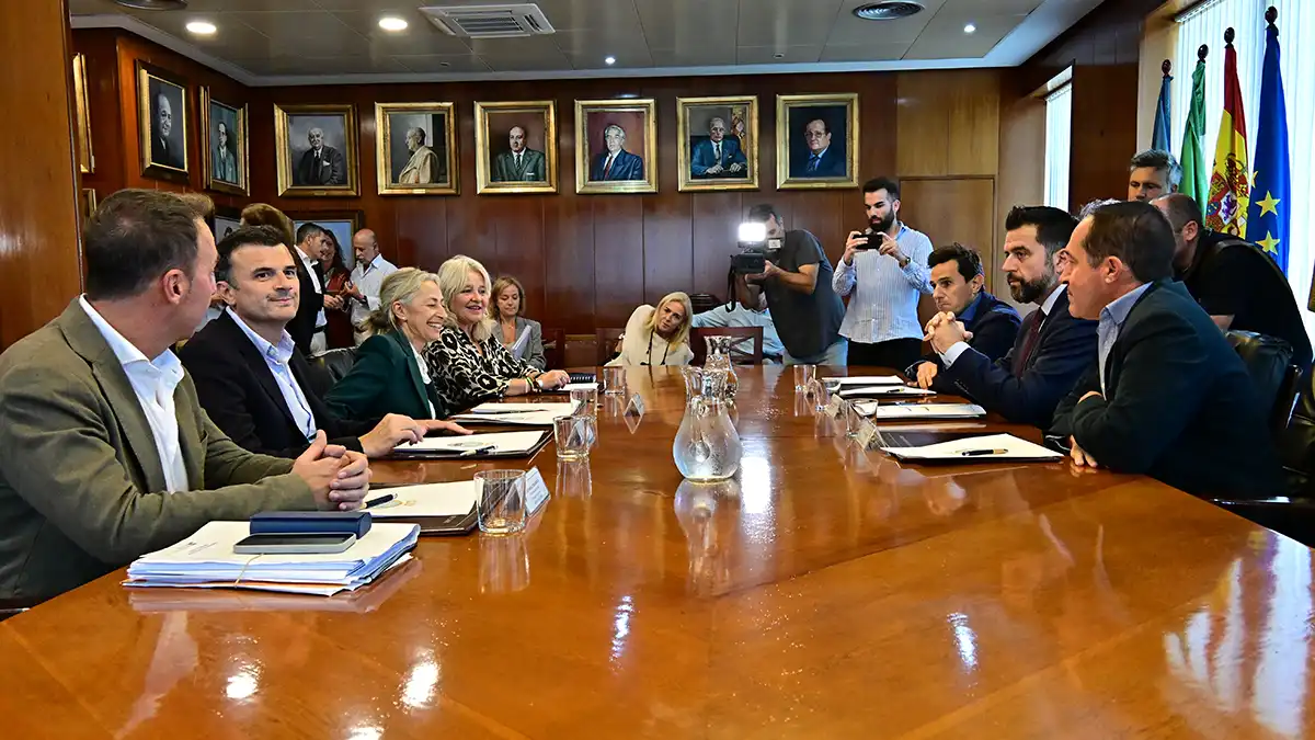 La disposición de la reunión reflejó una escenificación llamativa: Junta y Ayuntamiento compartieron lado en la mesa, con Rocío Hernández, Bruno García y Mercedes Colombo, mientras enfrente se situaron el delegado especial Fran González y el equipo técnico de la Zona Franca, pese a que el propio alcalde preside el Consorcio.