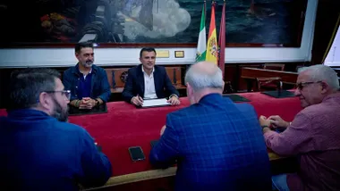 Imagen de la reunión de hace unos días en la que se cerró el acuerdo del incremento de la subvención del Ayuntamiento a las cofradías de Cádiz,