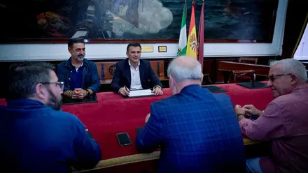 Imagen de la reunión de hace unos días en la que se cerró el acuerdo del incremento de la subvención del Ayuntamiento a las cofradías de Cádiz,