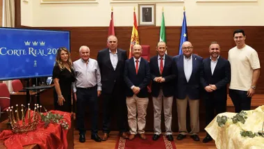 Miembros del Ayuntamiento con las personas que encarnarán a los Reyes Magos y Estrella de la Ilusión.