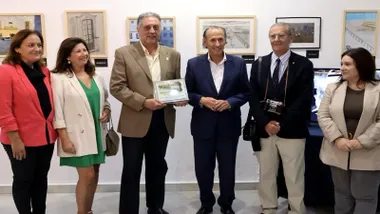 Momento de la inauguración de la exposición, posado de los representantes municipales y fotógrafos.