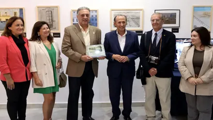 Momento de la inauguración de la exposición, posado de los representantes municipales y fotógrafos.