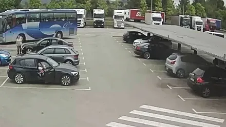 Coches aparcados en una aparcamiento al aire libre.