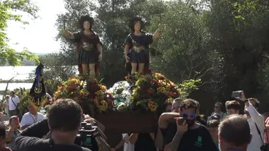 Los santos patronos siendo portados en la Romería del Cerro de San Fernando.