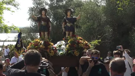 Los santos patronos siendo portados en la Romería del Cerro de San Fernando.