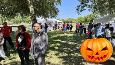 Espacio de "La Laguna" en Rota con una calabaza de Halloween.