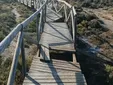 Reparan la pasarela dañada en la Punta del Boquerón, en San Fernando, y recuerdan la prohibición de caballos