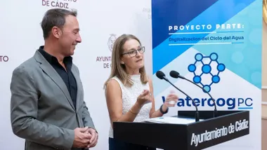 María Jesús Firmat y José Manuel Cossi presentaron el plan piloto de instalación de 4.000 contadores inteligentes en La Viña, dentro del PERTE del Agua.
