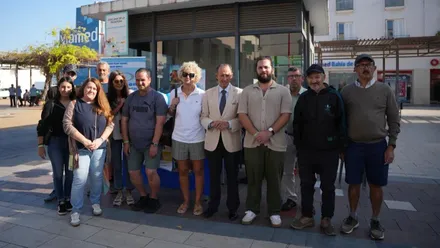 Grupo de personas junto al alcalde de Chiclana en el Día de Salud Mental.