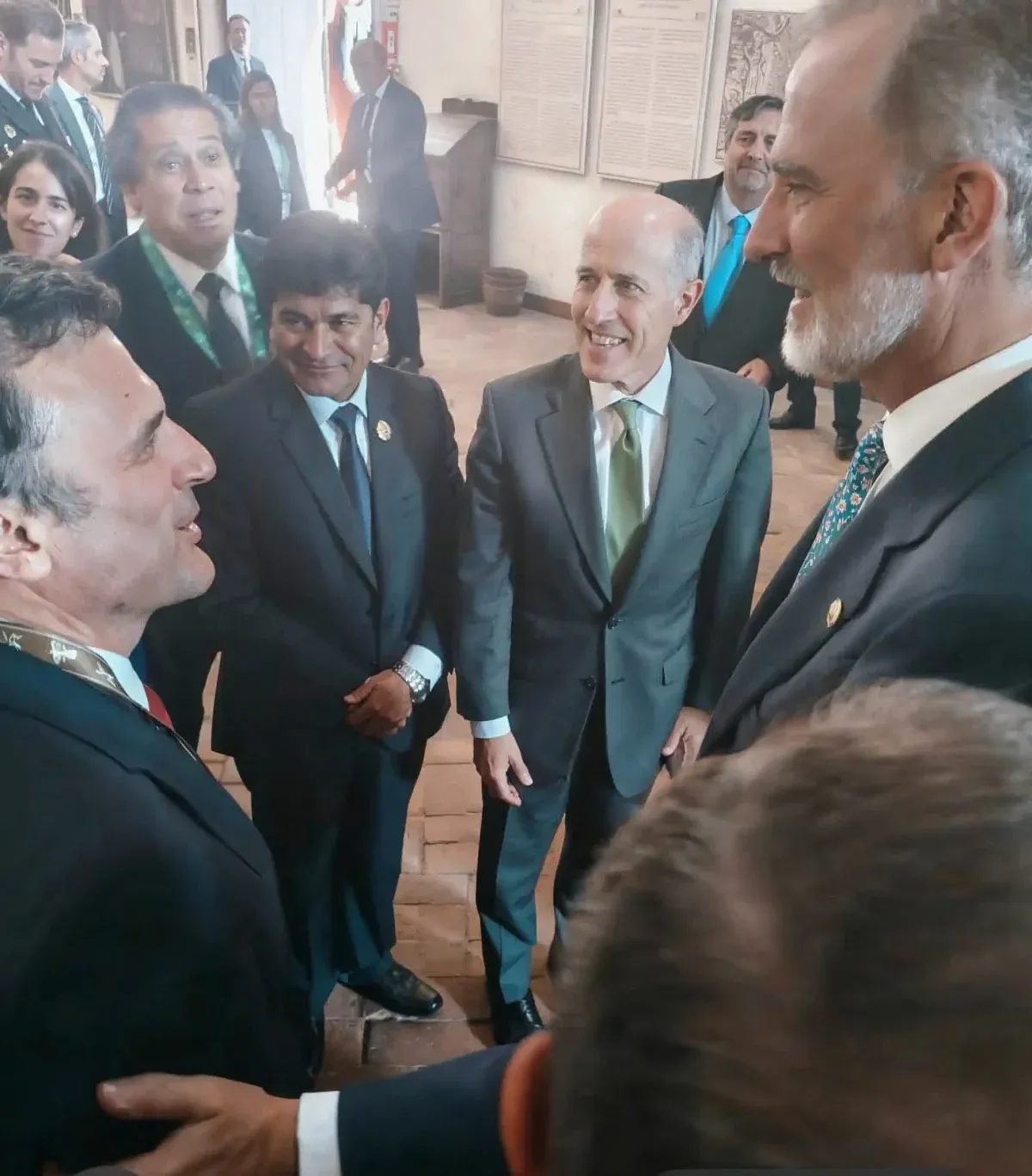 El rey Felipe VI saluda al alcalde de Cádiz, Bruno García, durante la apertura del Congreso de la Lengua en Arequipa.
