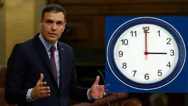 El presidente Pedro Sánchez y un reloj marcando las 3:00 h. a su derecha.
