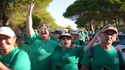 Mayores vestidos de verde en la ruta senderista de Chiclana.