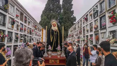 La Virgen de la Soledad entre las calles de nichos del cementerio de El Puerto.