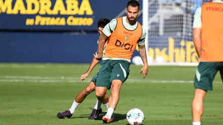El jugador del Cádi CF Suso conduce el balón durante un entrenamiento del equipo cadista.