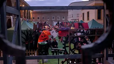 Niños y familias disfrazadas recorren la Plazuela del Truco o Trato en el patio de la Casa del Niño Jesús durante la apertura de Halloween Cádiz 2025, con decoración de calabazas, luces y personajes de terror.
