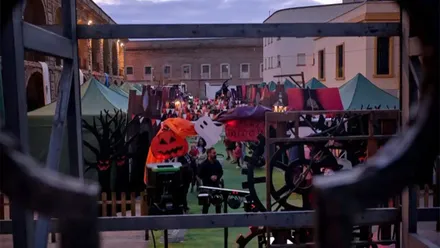 Niños y familias disfrazadas recorren la Plazuela del Truco o Trato en el patio de la Casa del Niño Jesús durante la apertura de Halloween Cádiz 2025, con decoración de calabazas, luces y personajes de terror.
