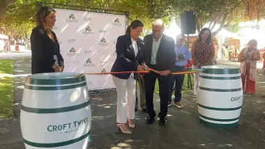 Momento de la inauguración de la Feria de la Tapa con la alcaldesa cortando la cinta.