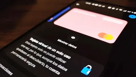 Tarjeta de un solo uso para compras, en pantalla del móvil.
