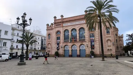 El Gran Teatro Falla de Cádiz, con cielo blanquecino en una mañana húmeda de otoño.