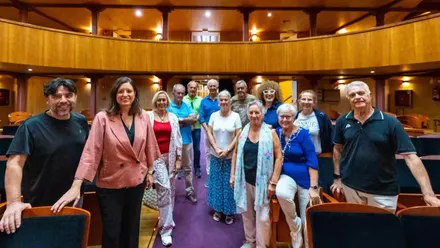 La alcaldesa de San Fernando, con la alcaldesa de los grupos de teatro amateur.