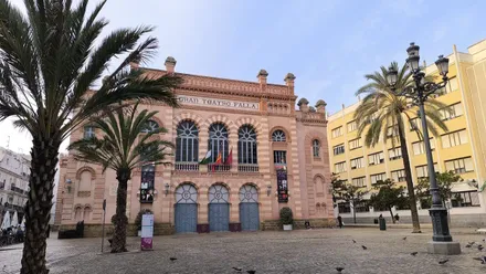 Fachada del Gran Teatro Falla en una jornada en la que han aparecido más nubes en los cielos de Cádiz, algunas de las cuales se aprecian en la imagen.