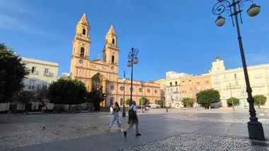 Vista de la Plaza de San Antonio en Cádiz en una mañana soleada, con el cielo azul y sin nubes, antes del cambio de tiempo previsto.