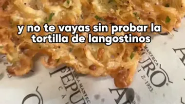 Captura del vídeo cuando aconseja no perderse la "tortilla de langostinos" de Casa Manteca.