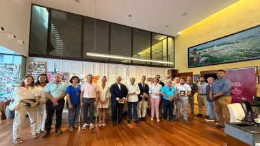 El alcalde Jose María Román posa junto a los participantes en la Semana del Turismo de Chiclana.