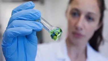 Mujer haciendo un análisis de laboratorio.