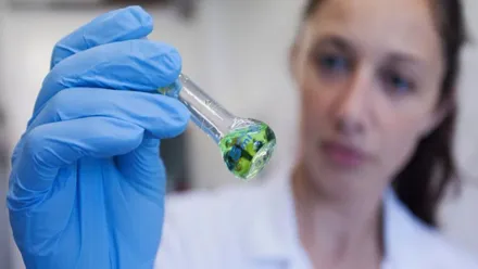 Mujer haciendo un análisis de laboratorio.