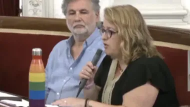 Vanessa Sibón, concejalaja de Adelante IZquierda Gaditana, interviniendo en un Pleno.