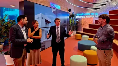 Carlos Aldereguía y Fran González durante la visita a la Zona Base Incubazul.
