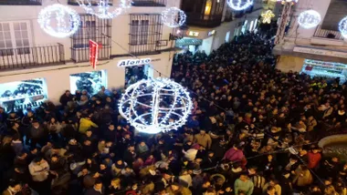 Mucha afluencia de personas en una plaza de Chiclana en Navidad.