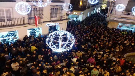 Mucha afluencia de personas en una plaza de Chiclana en Navidad.