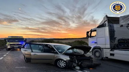 Importante daño de uno de los vehículos implicados en el accidente en Medina.