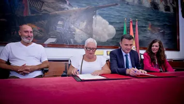 El Ayuntamiento firma un convenio con Agadi para avanzar en accesibilidad universal