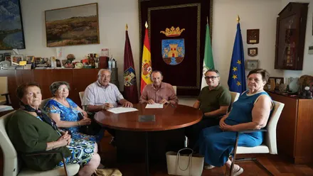 José María Román firma un acuerdo con la Asociación de Emigrantes Retornados para impulsar la atención social en Chiclana