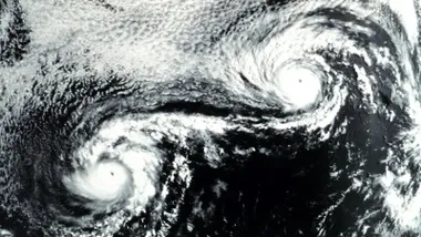 Así es el raro “baile” de tormentas conocido como efecto Fujiwhara