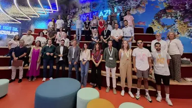 Participantes del Ocean Hackathon 2025 , en el auditorio de Incubazul para inaugurar un fin de semana de innovación, sostenibilidad y talento azul.