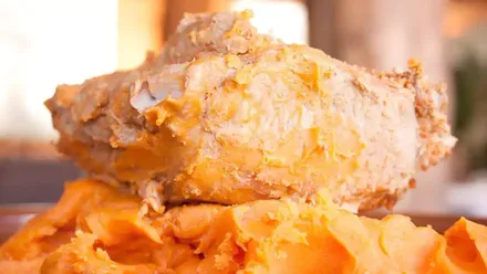 Trozo sobre pan de lomo en manteca colora
