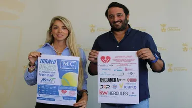 Isabel Butrón y Nacho Rodríguez sosteniendo en sus manos el cartel del evento en Chiclana.