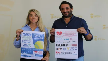 Isabel Butrón y Nacho Rodríguez sosteniendo en sus manos el cartel del evento en Chiclana.